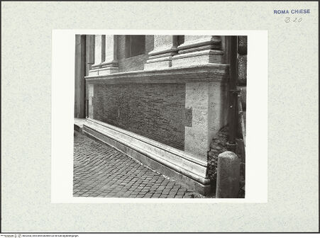 Vorderseite von Bibliotheca Hertziana [https://www.deutsche-digitale-bibliothek.de/content/lizenzen/rv-fz/] Santa Maria di Loreto - Sockelzone in Schrägansicht, bh422006_recto. Foto.