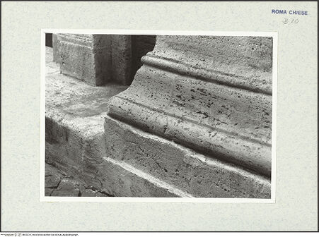 Vorderseite von Bibliotheca Hertziana [https://www.deutsche-digitale-bibliothek.de/content/lizenzen/rv-fz/] Santa Maria di Loreto - Pilasterbasis, bh422015_recto. Foto.