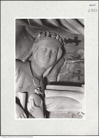 Vorderseite von Bildarchiv Foto Marburg [https://www.deutsche-digitale-bibliothek.de/content/lizenzen/rv-ez/] Grabmal der Königin Maria von Ungarn - Liegefigur (Maria von Ungarn), Büste, bh422034_recto. Foto.
