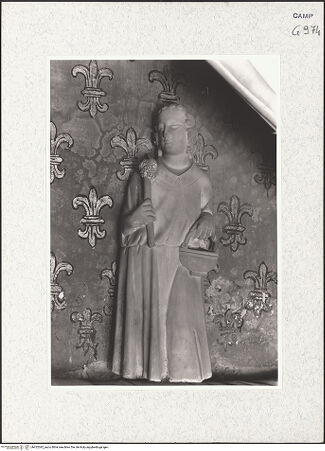 Vorderseite von Bildarchiv Foto Marburg [https://www.deutsche-digitale-bibliothek.de/content/lizenzen/rv-ez/] Grabmal der Königin Maria von Ungarn - Assistenzfigur mit Weihwasserkessel, bh422042_recto. Foto.
