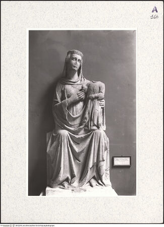 Vorderseite von Bildarchiv Foto Marburg [https://www.deutsche-digitale-bibliothek.de/content/lizenzen/rv-ez/] Präsentationsgruppe des Grabmals des Giovanni d'Angiò (Johannes von Anjou, Herzog von Durazzo, gest. 1337)Madonna - Gesamtansicht, bh422046_recto. Foto.