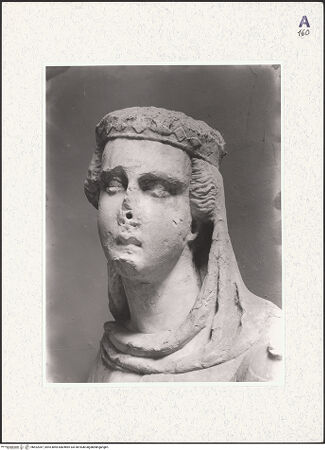 Vorderseite von Bildarchiv Foto Marburg [https://www.deutsche-digitale-bibliothek.de/content/lizenzen/rv-ez/] Präsentationsgruppe des Grabmals des Giovanni d'Angiò (Johannes von Anjou, Herzog von Durazzo, gest. 1337)Madonna - Detail: Gesicht, bh422047_recto. Foto.