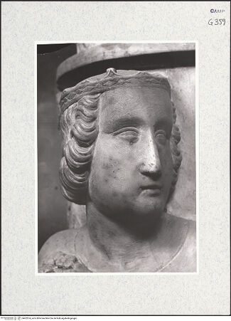 Vorderseite von Foto Marburg [https://www.deutsche-digitale-bibliothek.de/content/lizenzen/rv-ez/] Grabmal des Karl von KalabrienTugendenLinke vordere Säule - Spes, Detail: Kopf (vor 1943), bh422074_recto. Foto.