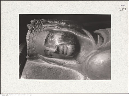 Vorderseite von Foto Marburg [https://www.deutsche-digitale-bibliothek.de/content/lizenzen/rv-ez/] Grabmal des Karl von KalabrienTugendenLinke vordere Säule - Fides, Detail: Kopf (vor 1943), bh422076_recto. Foto.