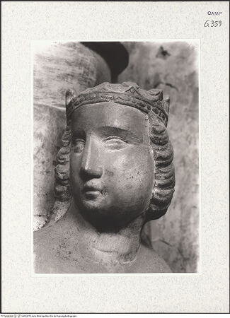 Vorderseite von Foto Marburg [https://www.deutsche-digitale-bibliothek.de/content/lizenzen/rv-ez/] Grabmal des Karl von KalabrienTugendenLinke hintere Säule - Humilitas (?), Detail: Kopf (vor 1943), bh422078_recto. Foto.