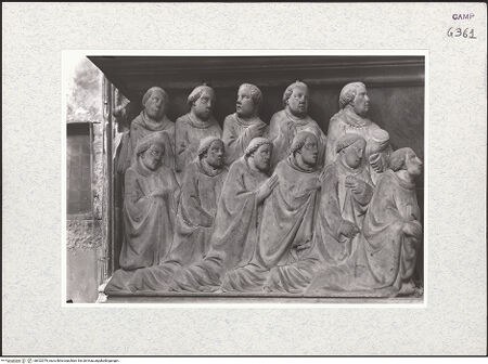 Vorderseite von Foto Marburg [https://www.deutsche-digitale-bibliothek.de/content/lizenzen/rv-ez/] Grabmal des Karl von KalabrienKarl von Kalabrien zwischen Geistliche und Höflinge - Vorderseite, Detail: die Geistliche (vor 1943), bh422079_recto. Foto.