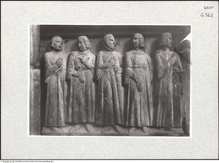 Vorderseite von Foto Marburg [https://www.deutsche-digitale-bibliothek.de/content/lizenzen/rv-ez/] Grabmal des Karl von KalabrienKarl von Kalabrien zwischen Geistliche und Höflinge - Linke Seite: Höflinge (vor 1943), bh422080_recto. Foto.