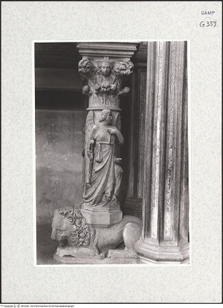 Vorderseite von Foto Marburg [https://www.deutsche-digitale-bibliothek.de/content/lizenzen/rv-ez/] Grabmal des Karl von KalabrienTugendenRechte vordere Säule - Iustitia (vor 1943), bh422081_recto. Foto.