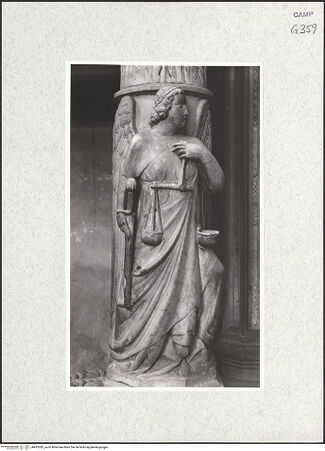 Vorderseite von Foto Marburg [https://www.deutsche-digitale-bibliothek.de/content/lizenzen/rv-ez/] Grabmal des Karl von KalabrienTugendenRechte vordere Säule - Iustitia (vor 1943), bh422083_recto. Foto.