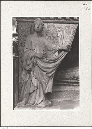 Vorderseite von Foto Marburg [https://www.deutsche-digitale-bibliothek.de/content/lizenzen/rv-ez/] Grabmal des Karl von Kalabrien - Linker Engel (vor 1943), bh422084_recto. Foto.