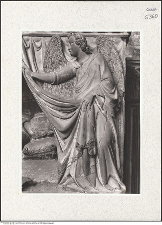 Vorderseite von Foto Marburg [https://www.deutsche-digitale-bibliothek.de/content/lizenzen/rv-ez/] Grabmal des Karl von Kalabrien - Rechter Engel (vor 1943), bh422085_recto. Foto.