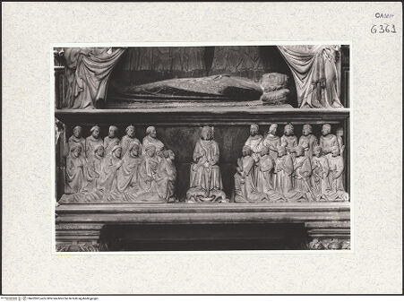 Vorderseite von Foto Marburg [https://www.deutsche-digitale-bibliothek.de/content/lizenzen/rv-ez/] Grabmal des Karl von KalabrienKarl von Kalabrien zwischen Geistliche und Höflinge - Vorderseite (vor 1943), bh422087_recto. Foto.