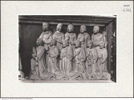 Vorderseite von Foto Marburg [https://www.deutsche-digitale-bibliothek.de/content/lizenzen/rv-ez/] Grabmal des Karl von KalabrienKarl von Kalabrien zwischen Geistliche und Höflinge - Vorderseite, Detail: die Höflinge (vor 1943), bh422088_recto. Foto.