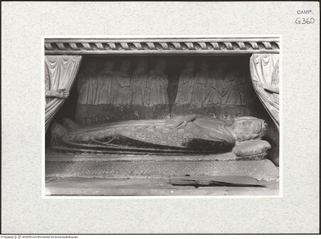 Vorderseite von Foto Marburg [https://www.deutsche-digitale-bibliothek.de/content/lizenzen/rv-ez/] Grabmal des Karl von Kalabrien - Gisant, Pleurants und Geistliche (vor 1943), bh422089_recto. Foto.