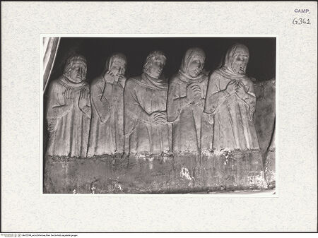 Vorderseite von Foto Marburg [https://www.deutsche-digitale-bibliothek.de/content/lizenzen/rv-ez/] Grabmal des Karl von Kalabrien - Pleurants (vor 1943), bh422090_recto. Foto.