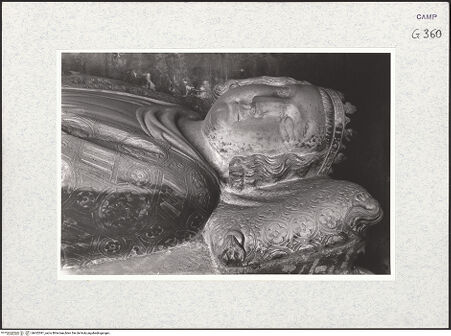 Vorderseite von Foto Marburg [https://www.deutsche-digitale-bibliothek.de/content/lizenzen/rv-ez/] Grabmal des Karl von Kalabrien - Gisant, Detail: Kopf (vor 1943), bh422091_recto. Foto.