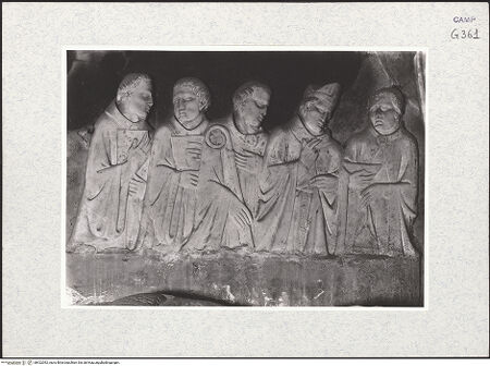 Vorderseite von Foto Marburg [https://www.deutsche-digitale-bibliothek.de/content/lizenzen/rv-ez/] Grabmal des Karl von Kalabrien - Geistliche (vor 1943), bh422092_recto. Foto.