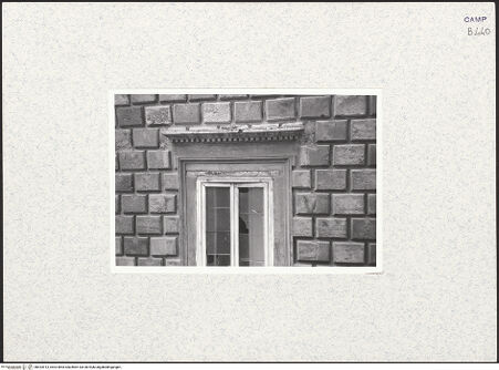 Vorderseite von Beyer, Andreas [https://www.deutsche-digitale-bibliothek.de/content/lizenzen/rv-fz/] Palazzo di Diomede CarafaFassade an der Via San Biagio dei Librai - Fassade, Detail, bh423913_recto. Foto: Beyer, Andreas.