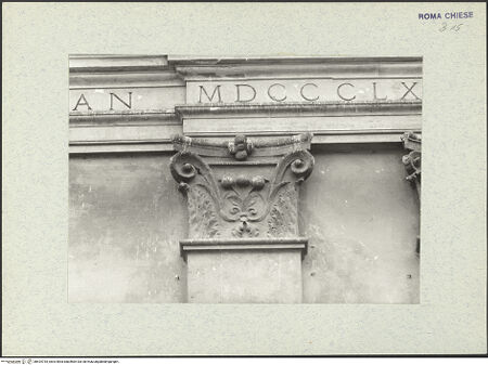 Vorderseite von Bibliotheca Hertziana [https://www.deutsche-digitale-bibliothek.de/content/lizenzen/rv-fz/] San Giacomo degli SpagnoliWestfassade - Untere Ordnung, Detail: Pilasterkapitell, bh424735_recto. Foto.