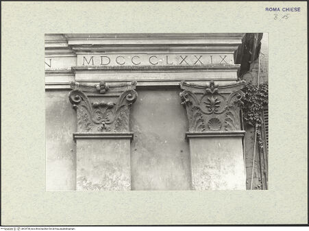 Vorderseite von Bibliotheca Hertziana [https://www.deutsche-digitale-bibliothek.de/content/lizenzen/rv-fz/] San Giacomo degli SpagnoliWestfassade - Untere Ordnung, Detail: Kuppelpilaster, bh424738_recto. Foto.