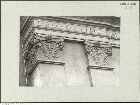 Vorderseite von Bibliotheca Hertziana [https://www.deutsche-digitale-bibliothek.de/content/lizenzen/rv-fz/] San Giacomo degli SpagnoliWestfassade - Untere Ordnung, Detail: Pilasterkapitell, bh424739_recto. Foto.