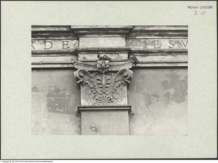 Vorderseite von Bibliotheca Hertziana [https://www.deutsche-digitale-bibliothek.de/content/lizenzen/rv-fz/] San Giacomo degli SpagnoliWestfassade - Untere Ordnung, Detail: Pilasterkapitell, bh424740_recto. Foto.