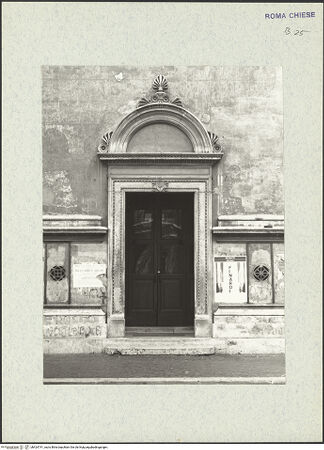 Vorderseite von Bibliotheca Hertziana [https://www.deutsche-digitale-bibliothek.de/content/lizenzen/rv-fz/] San Giacomo degli SpagnoliWestfassade - Detail: Nebenportal, bh424741_recto. Foto.