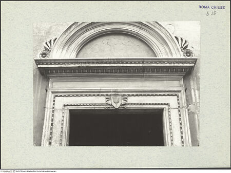 Vorderseite von Bibliotheca Hertziana [https://www.deutsche-digitale-bibliothek.de/content/lizenzen/rv-fz/] San Giacomo degli SpagnoliWestfassade - Detail: Nebenportal, Teilansicht, bh424742_recto. Foto.