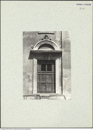 Vorderseite von Bibliotheca Hertziana [https://www.deutsche-digitale-bibliothek.de/content/lizenzen/rv-fz/] San Giacomo degli SpagnoliWestfassade - Detail: Nebenportal, bh424746_recto. Foto.