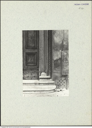 Vorderseite von Bibliotheca Hertziana [https://www.deutsche-digitale-bibliothek.de/content/lizenzen/rv-fz/] Portalskulptur - Architravierung rechts unten, bh424753_recto. Foto.