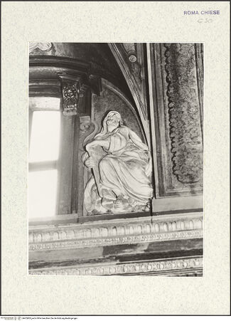 Vorderseite von Museo Nazionale di Castel Sant'Angelo [https://www.deutsche-digitale-bibliothek.de/content/lizenzen/rv-ez/] Propheten und PatriarchenSitzender Prophet, eine Schrifttafel zwischen den Beinen haltend - Ansicht von rechts unten, bh425805_recto. Foto.