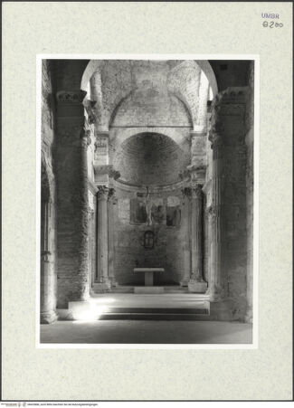 Vorderseite von Bibliotheca Hertziana [https://www.deutsche-digitale-bibliothek.de/content/lizenzen/rv-fz/] Basilica di San Salvatore - Blick in die Apsis, bh425886_recto. Foto.