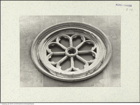Vorderseite von Bibliotheca Hertziana [https://www.deutsche-digitale-bibliothek.de/content/lizenzen/rv-fz/] San Giacomo degli SpagnoliWestfassade - Obergeschoss, Detail: Rosenfenster, bh425921_recto. Foto.