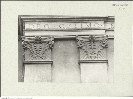 Vorderseite von Bibliotheca Hertziana [https://www.deutsche-digitale-bibliothek.de/content/lizenzen/rv-fz/] San Giacomo degli SpagnoliWestfassade - Untere Ordnung, Detail: Pilasterkapitell, bh425926_recto. Foto.