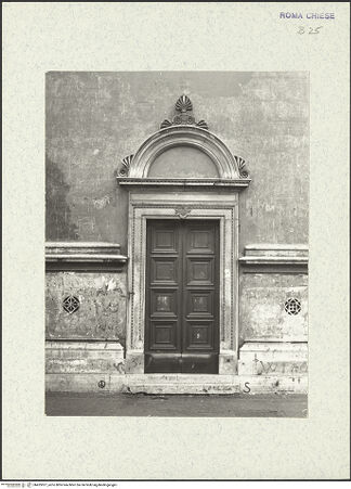 Vorderseite von Bibliotheca Hertziana [https://www.deutsche-digitale-bibliothek.de/content/lizenzen/rv-fz/] San Giacomo degli SpagnoliWestfassade - Detail: Nebenportal, bh425927_recto. Foto.