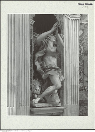 Vorderseite von Lieberman, Ralph [https://www.deutsche-digitale-bibliothek.de/content/lizenzen/rv-ez/] Daniel - Gesamtaufnahme mit Nische; Schrägsicht, bh426916_recto. Foto.