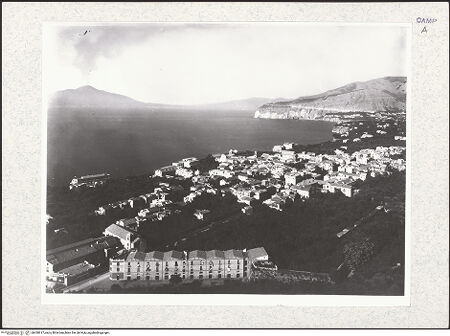 Vorderseite von Alinari [https://www.deutsche-digitale-bibliothek.de/content/lizenzen/rv-ez/] Vedute mit der Küste und Teil des Hafens, bh430617_recto. Foto.