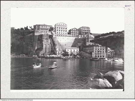 Vorderseite von Alinari [https://www.deutsche-digitale-bibliothek.de/content/lizenzen/rv-ez/] Marina Piccola (Hotel Vittoria im Hintergrund), bh430618_recto. Foto.