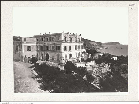 Vorderseite von Alinari [https://www.deutsche-digitale-bibliothek.de/content/lizenzen/rv-ez/] Stadt - Blick mit dem Hotel Gran Bretagna, bh430762_recto. Foto.