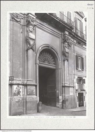 Vorderseite von Alinari [https://www.deutsche-digitale-bibliothek.de/content/lizenzen/rv-ez/] Palazzo Calabritto - Fassade, Teilansicht, Portal, bh431850_recto. Foto.