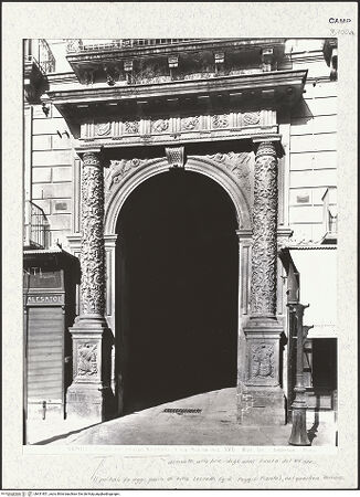 Vorderseite von Alinari [https://www.deutsche-digitale-bibliothek.de/content/lizenzen/rv-ez/] Palazzo Sirignano - Fassade, Detail: Portal, bh431851_recto. Foto.