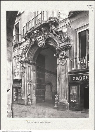 Vorderseite von Alinari [https://www.deutsche-digitale-bibliothek.de/content/lizenzen/rv-ez/] Palazzo Carafa della Spina - Fassade, Detail: Portal, bh431852_recto. Foto.