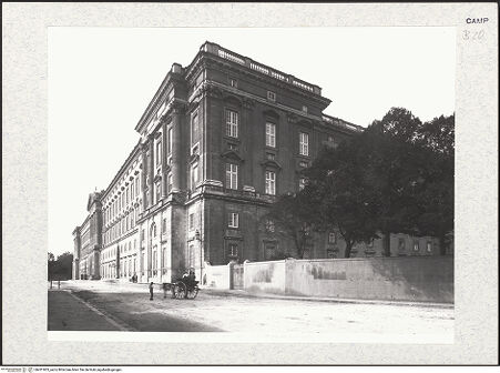 Vorderseite von Alinari [https://www.deutsche-digitale-bibliothek.de/content/lizenzen/rv-ez/] Palazzo RealeSüdfassade - Seitenansicht von Südosten, bh431905_recto. Foto.