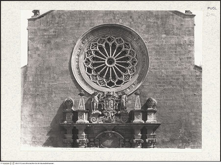 Vorderseite von Alinari [https://www.deutsche-digitale-bibliothek.de/content/lizenzen/rv-ez/] CattedraleWestfassade - Detail, Rosenfenster und Portalbekrönung, bh431913_recto. Foto.