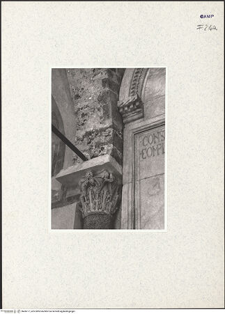 Vorderseite von Pace, Valentino [https://www.deutsche-digitale-bibliothek.de/content/lizenzen/rv-fz/] PortalLinke Spoliensäule: Granitsäule mit attischer Marmorbasis, glattem Schaft und korinthischem Kapitell - Detail: korinthisches Spolienkapitell, bh436177_recto. Foto: Pace, Valentino.