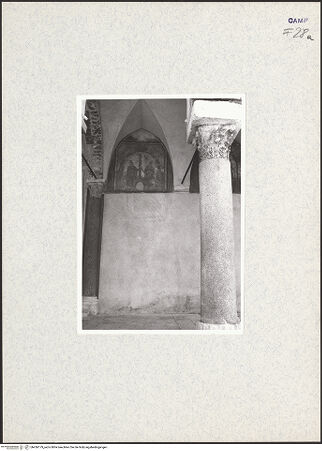 Vorderseite von Pace, Valentino [https://www.deutsche-digitale-bibliothek.de/content/lizenzen/rv-fz/] Sant'Angelo in FormisWestfassadePortikus - Teilansicht: zweites Seitenjoch von Süden, Ansicht von Westen, bh436179_recto. Foto: Pace, Valentino.