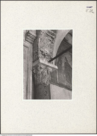 Vorderseite von Pace, Valentino [https://www.deutsche-digitale-bibliothek.de/content/lizenzen/rv-fz/] PortalRechte Spoliensäule: Granitsäule mit attischer Marmorbasis, glattem Schaft und korinthischem Kapitell - Detail: korinthisches Kapitell von Nordwesten (nach der Restaurierung), bh436181_recto. Foto: Pace, Valentino.