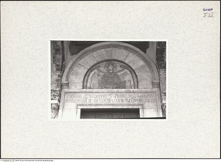 Vorderseite von Pace, Valentino [https://www.deutsche-digitale-bibliothek.de/content/lizenzen/rv-fz/] Portal - Inschrift und untere Lünette (nach der Restaurierung), bh436193_recto. Foto: Pace, Valentino.