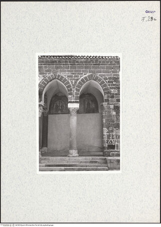 Vorderseite von Pace, Valentino [https://www.deutsche-digitale-bibliothek.de/content/lizenzen/rv-fz/] Sant'Angelo in FormisWestfassadePortikus - Teilansicht: die beiden südlichen Joche, Ansicht von Westen, bh436204_recto. Foto: Pace, Valentino.