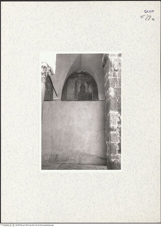 Vorderseite von Pace, Valentino [https://www.deutsche-digitale-bibliothek.de/content/lizenzen/rv-fz/] Sant'Angelo in FormisWestfassadePortikus - Teilansicht: südliches Seitenjoch, Ansicht von Westen, bh436206_recto. Foto: Pace, Valentino.